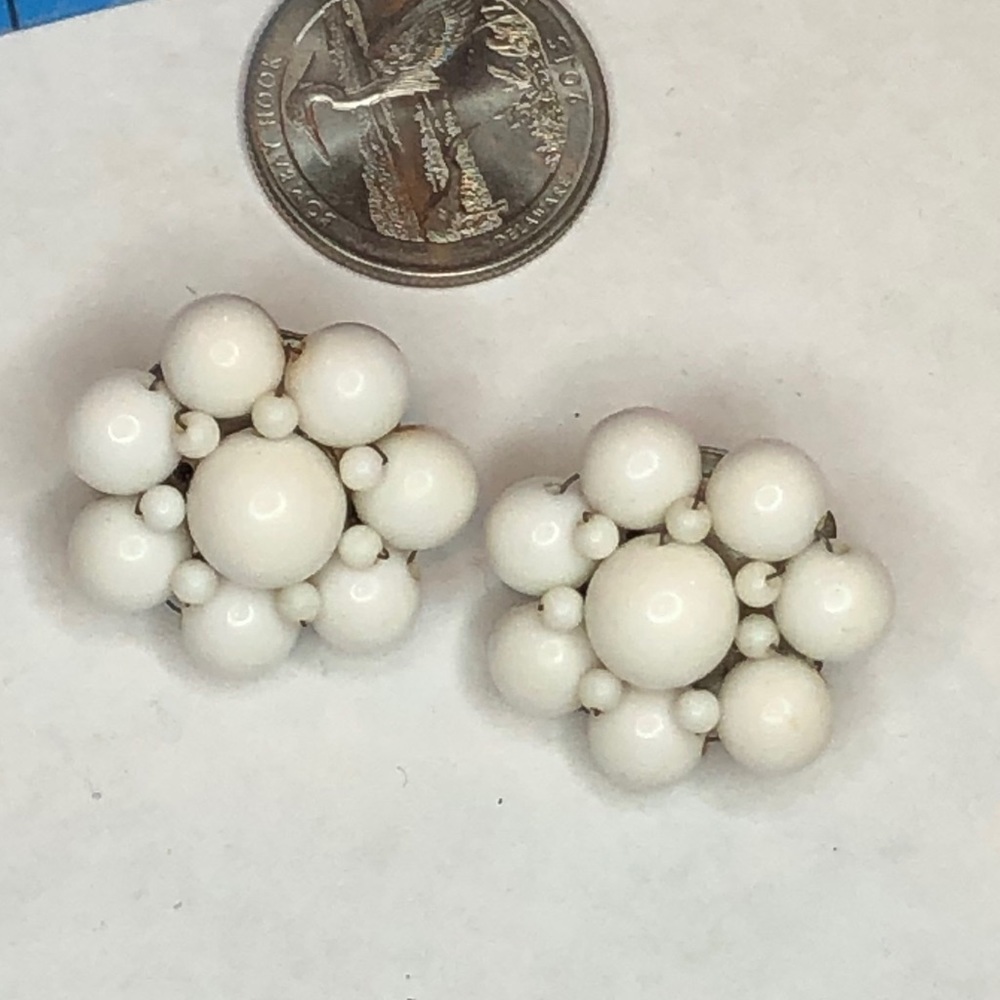 Vintage Retro White bead Clip earrings